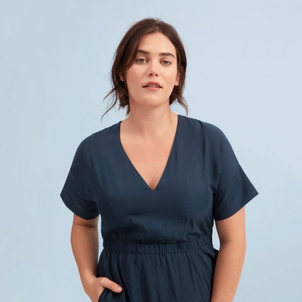 Everlane The Japanese GoWeave Light V-Neck Dress in Navy
